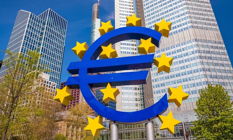 Euro-Symbol mit gelben Sternen vor Hochhäusern
